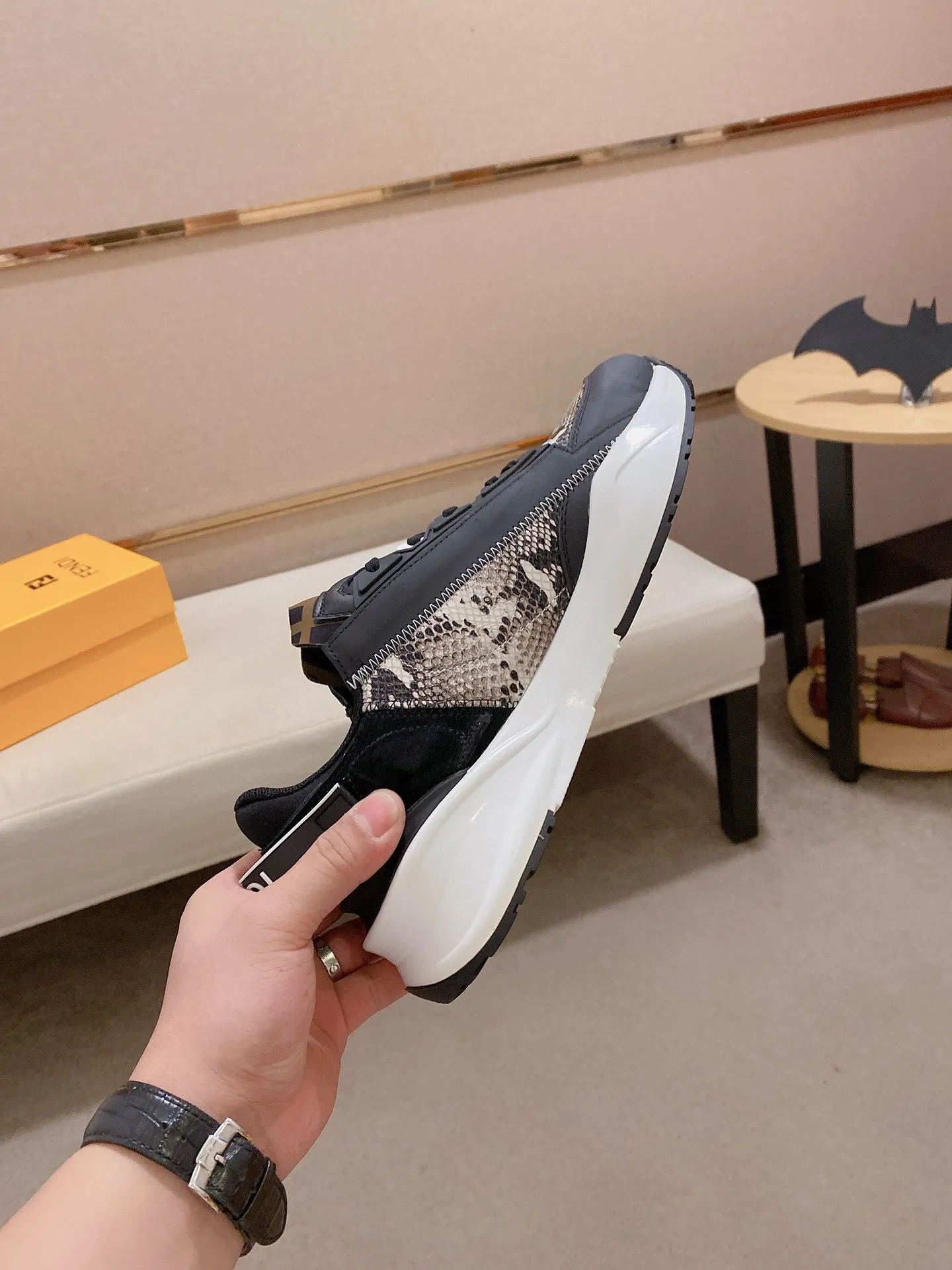 Men's shoes💰: 540💰(Higher version) [Fendi] Fendi's latest casual shoes for men! Available at counters simultaneously! A one-to-one replica of the original. The surface is made entirely of imported first-layer calfskin with crocodile pattern, the interior is made of first-layer water-dyed cowhide, and the original factory-supplied rubber outsole. Leading new fashion concepts. Matching code: 38-44 (45 can be customized)